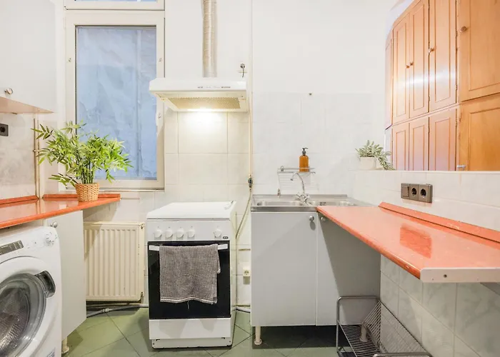 Secluded Spacious Oasis-best Location In Downtown