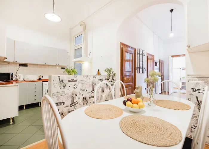 Secluded Spacious Oasis-best Location In Downtown Budapest