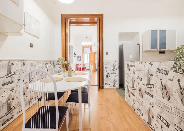 Secluded Spacious Oasis-best Location In Downtown