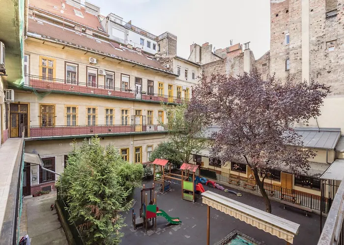Secluded Spacious Oasis-best Location In Downtown