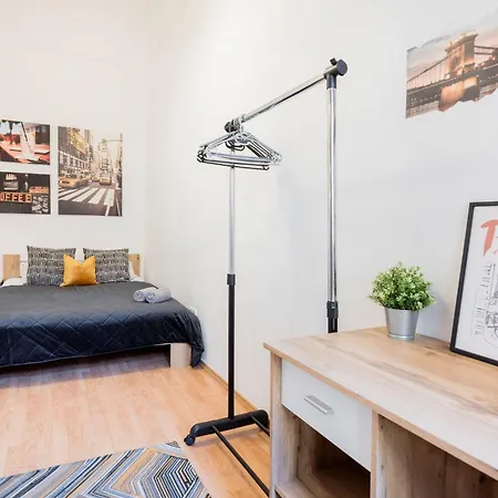 Secluded Spacious Oasis-best Location In Downtown דירה בודפשט