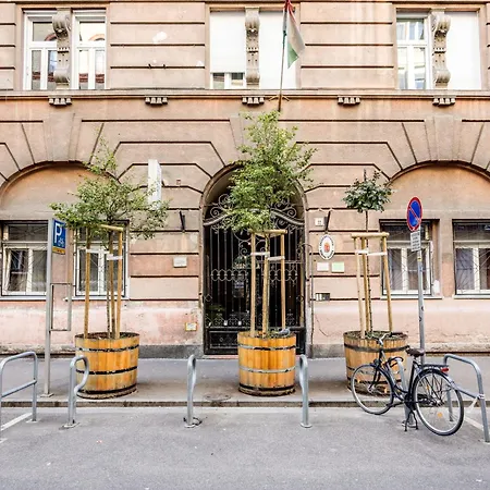 Secluded Spacious Oasis-best Location In Downtown