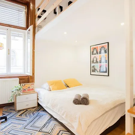 Secluded Spacious Oasis-best Location In Downtown דירה *