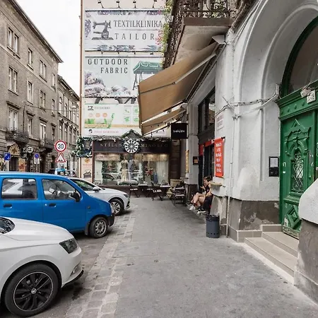 Charm In Bustling 7th District * Budapešť