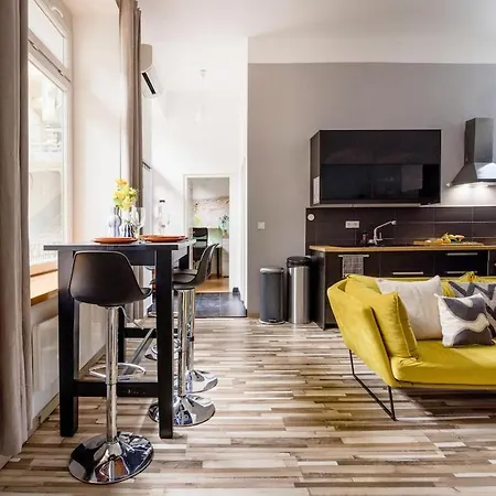 Charm In Bustling 7th District Apartmán