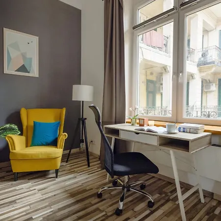 Charm In Bustling 7th District Apartmán *