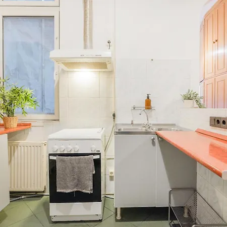 Secluded Spacious Oasis-best Location In Downtown