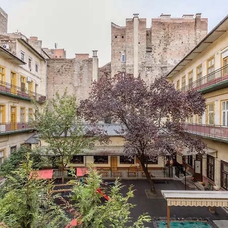 Secluded Spacious Oasis-best Location In Downtown *