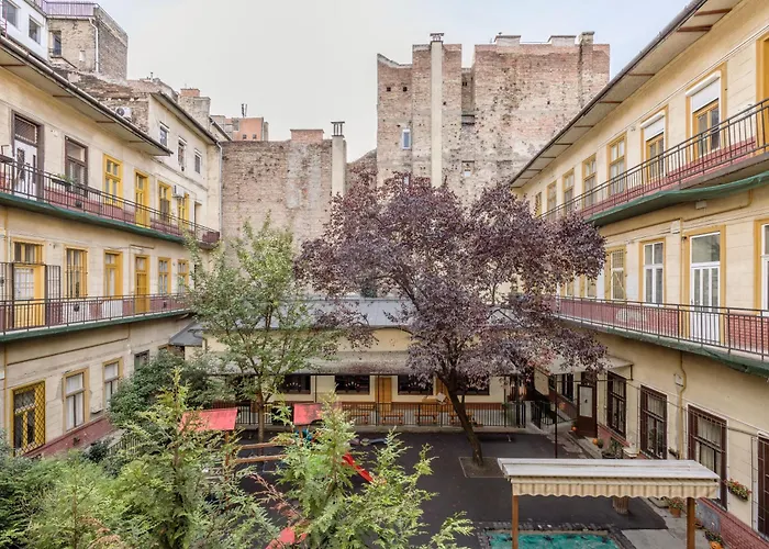 Secluded Spacious Oasis-best Location In Downtown *