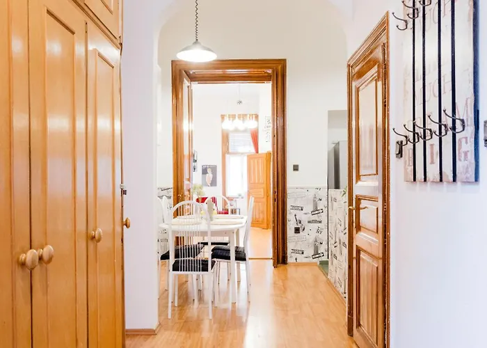 Secluded Spacious Oasis-best Location In Downtown Lägenhet Budapest