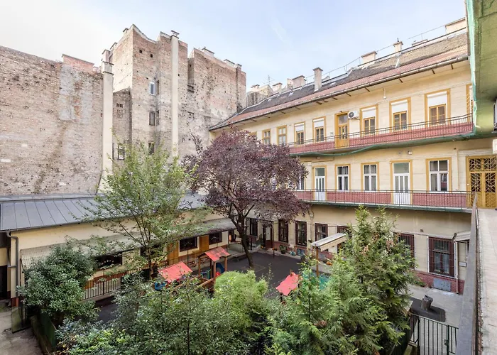 Secluded Spacious Oasis-best Location In Downtown *