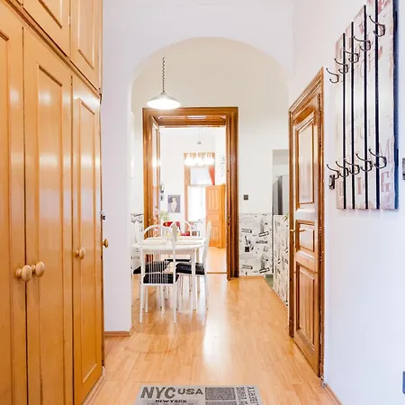 Secluded Spacious Oasis-best Location In Downtown Appartamento Budapest