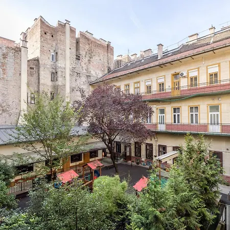 Secluded Spacious Oasis-best Location In Downtown *