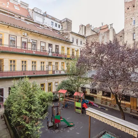 Secluded Spacious Oasis-best Location In Downtown